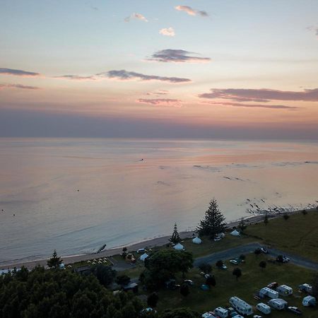 Tatapouri Bay Hotel Gisborne Exterior photo